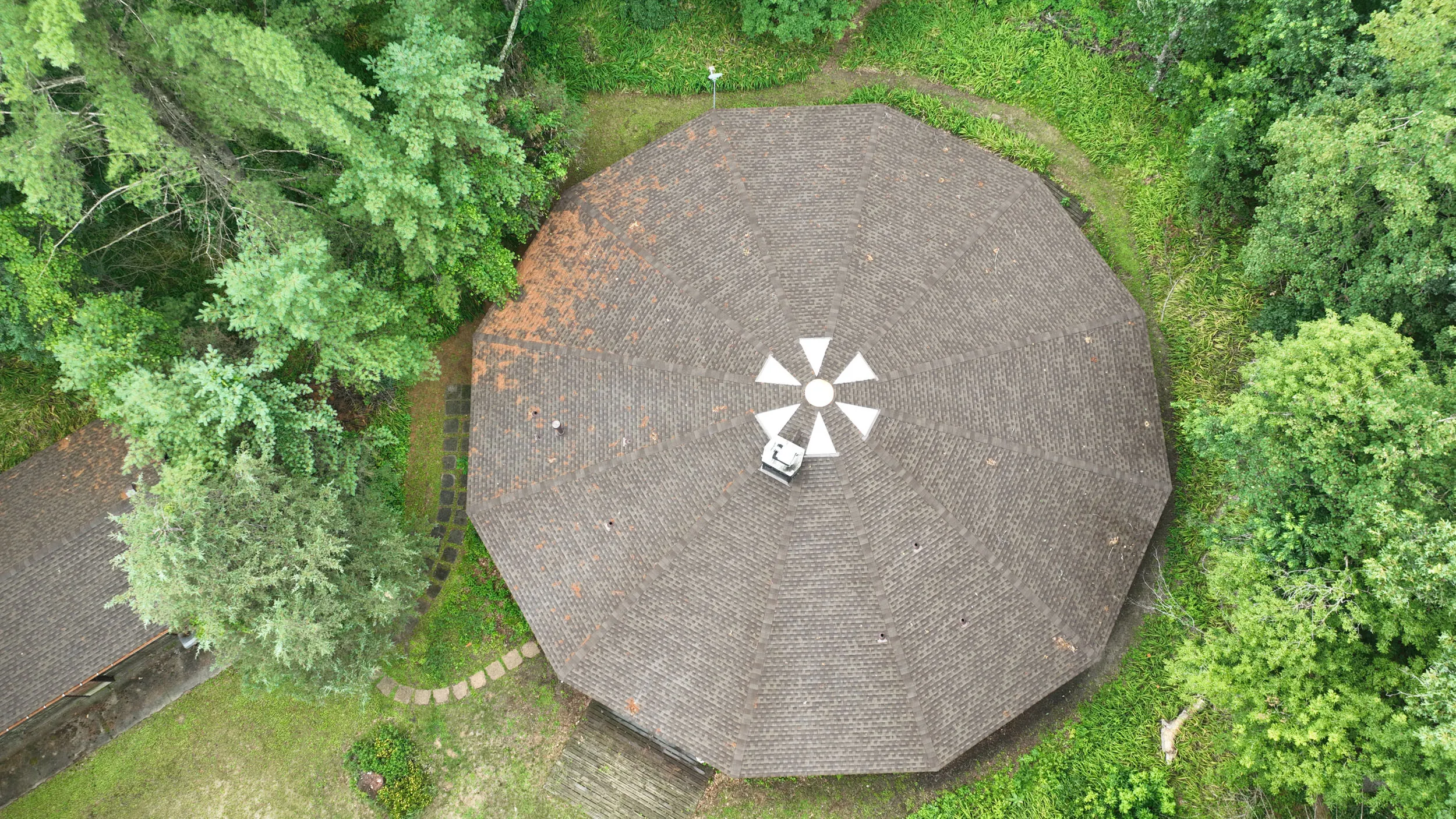 House with a round roof
